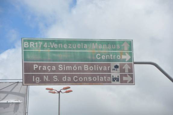 Placa com indicações para Manaus e Venezuela, em Boa Vista - RR